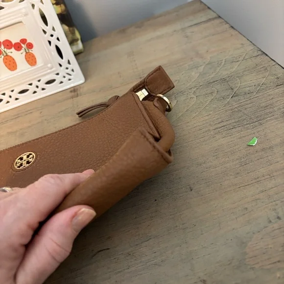 Tory Burch Tan Robinson Pebbled Leather Clutch Bag - Picture 9 of 12